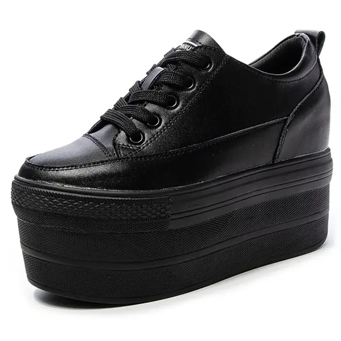 Baskets de luxe blanches de styliste sur plateforme