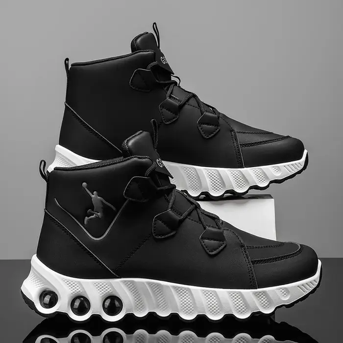 Une paire de chaussures de basket mi-hautes simples et élégantes. Épaissi