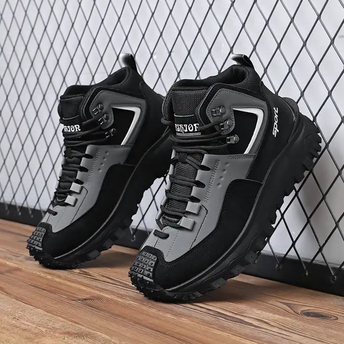 Bottes de randonnée mi-hautes noires et marron