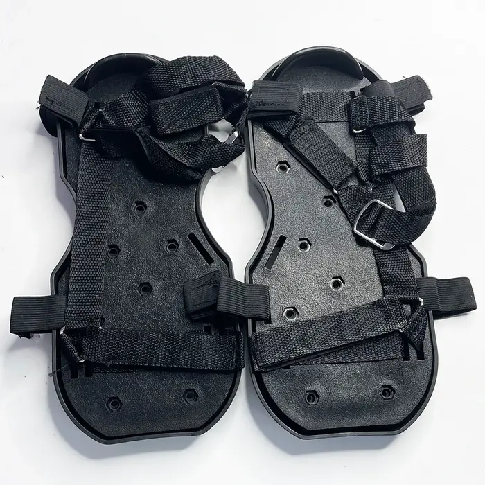 1 paire de chaussures aérateur de pelouse noires