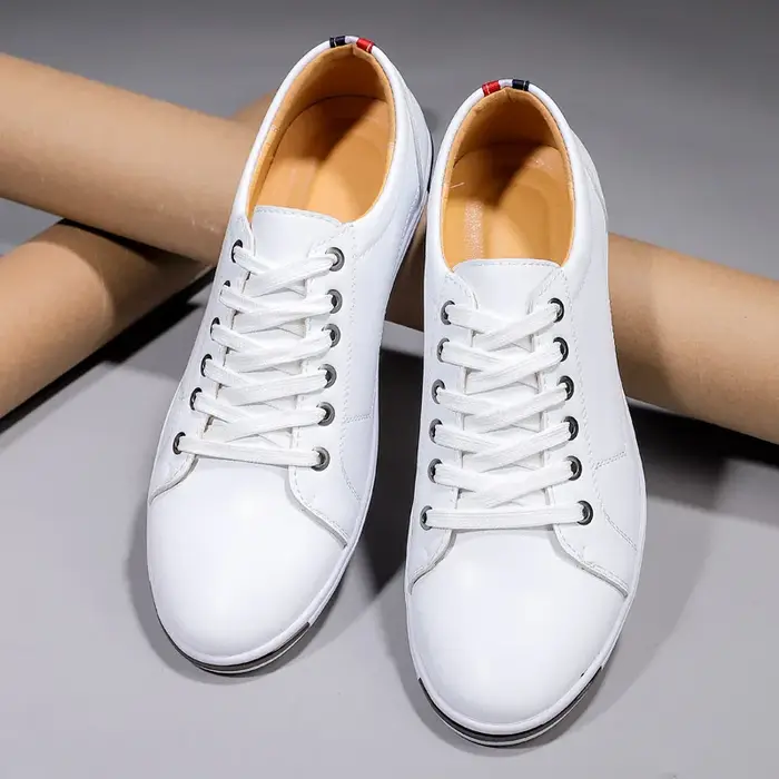2025 Chaussures décontractées en cuir confortables pour hommes Chaussures de sport légères et à la mode Chaussures de marche antidérapantes à bout rond à lacets