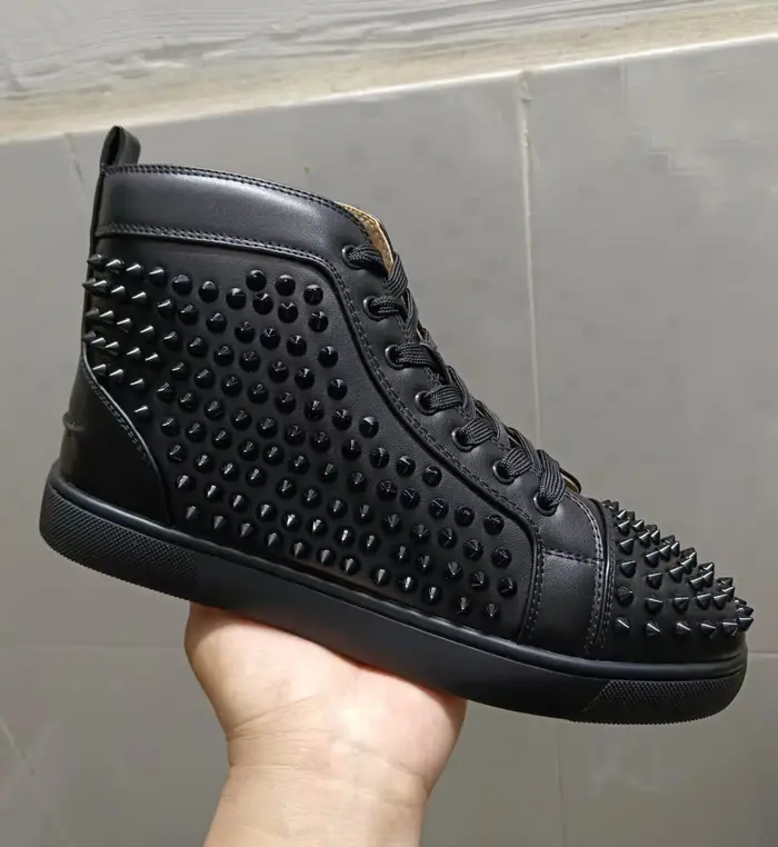 Nouvelles baskets montantes de luxe en cuir blanc pour hommes avec clous, strass et semelles rouges,