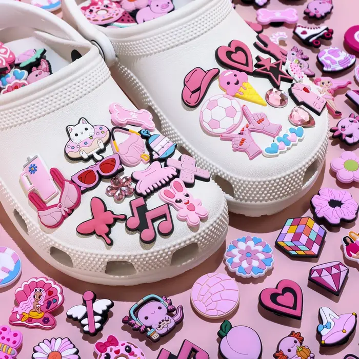 Breloques de chaussures roses aléatoires pour femmes et filles