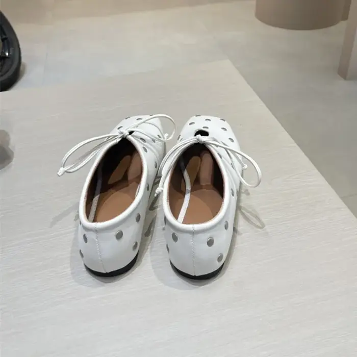 Ballerines en cuir souple à rivets pour femmes