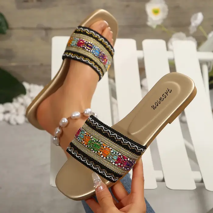 Sandales plates de style bohème pour femmes avec des lanières tissées
