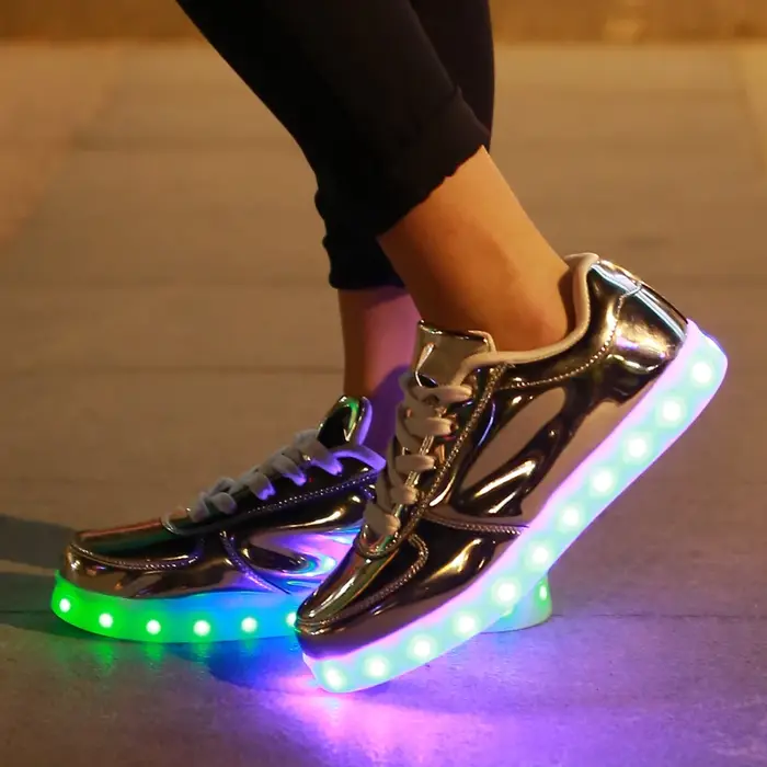 Hommes chaussures lumière scintillante Led femmes printemps mode Sport décontracté lampe fête or argent bottes lumineux danse appartements Sneaker