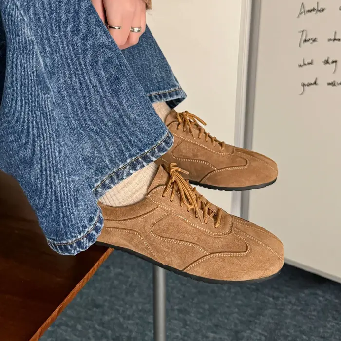 Baskets plates à lacets en cuir suédé naturel pour femmes