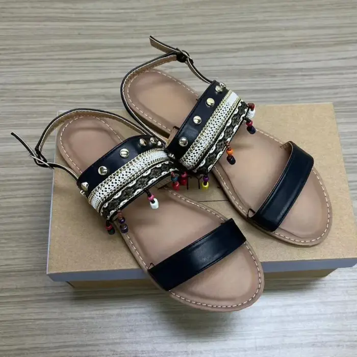 Style bohème été en cuir femmes chaussures 2025 mode perles et éléments tressés fond plat marque décontracté dames sandales
