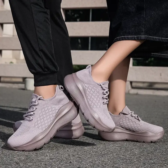 Chaussures de sport beiges à semelles incurvées épaisses pour hommes et femmes