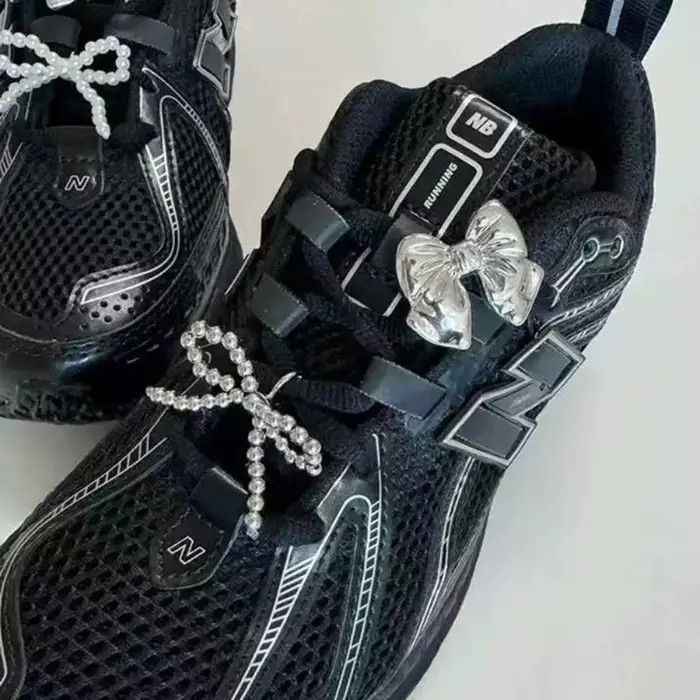 1 paire d'accessoires de lacet avec nœud papillon en perles