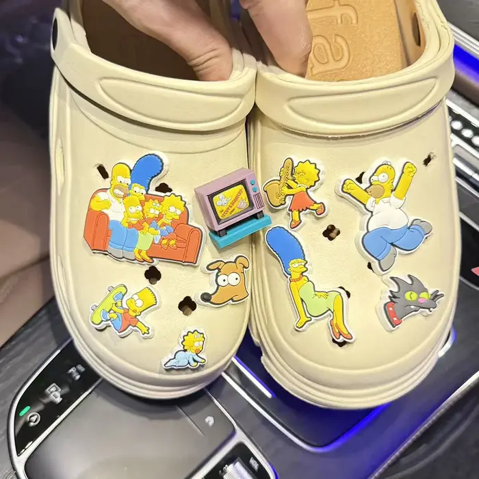 9 figurines de grande taille de la série Simpson ​ Breloques pour chaussures en PVC