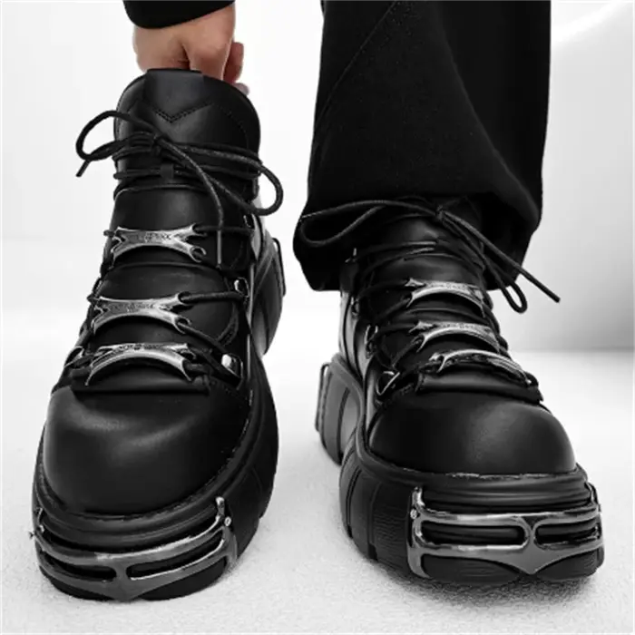 Chaussures à plateforme pour homme style punk, bottes à lacets à bout rond et semelle épaisse, chaussures décontractées pour femme avec décoration métallique gothique, nouvelle collection 2026