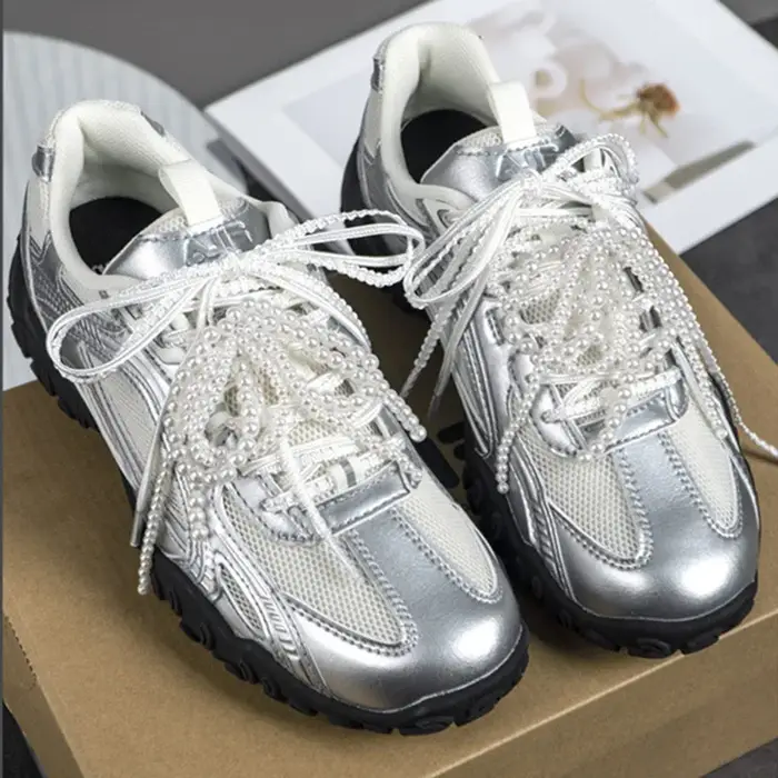Une paire de lacets en dentelle argentée