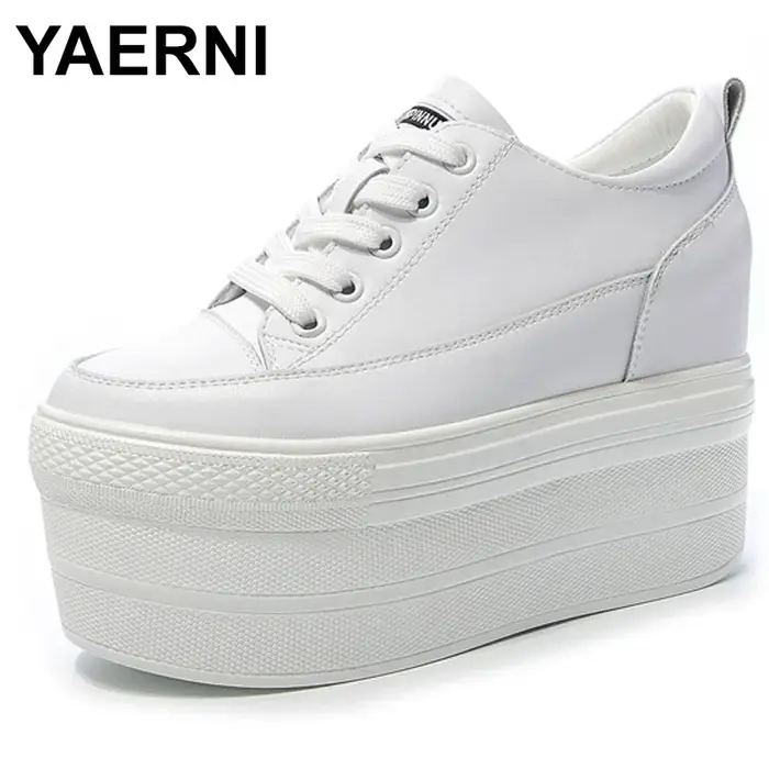 Baskets de luxe blanches de styliste sur plateforme