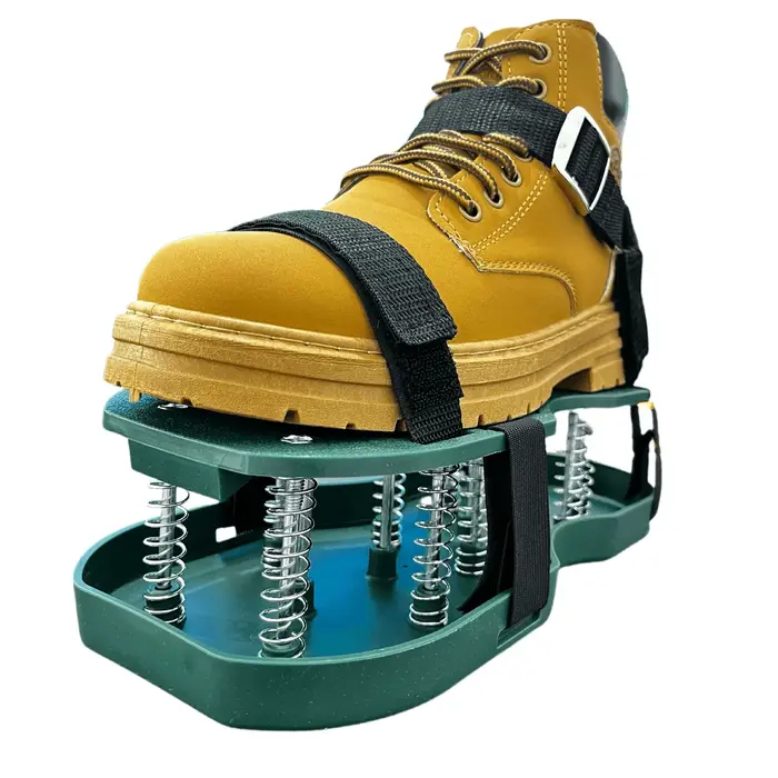 1 paire de chaussures aérateur de pelouse noires