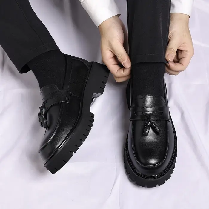 Mocassins plateforme bicolores noir et blanc pour hommes avec pompons