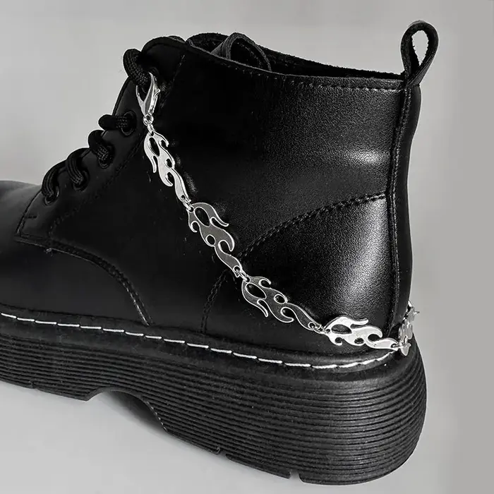 1 pièce Chaîne de chaussures Croix Flamme Épineuse