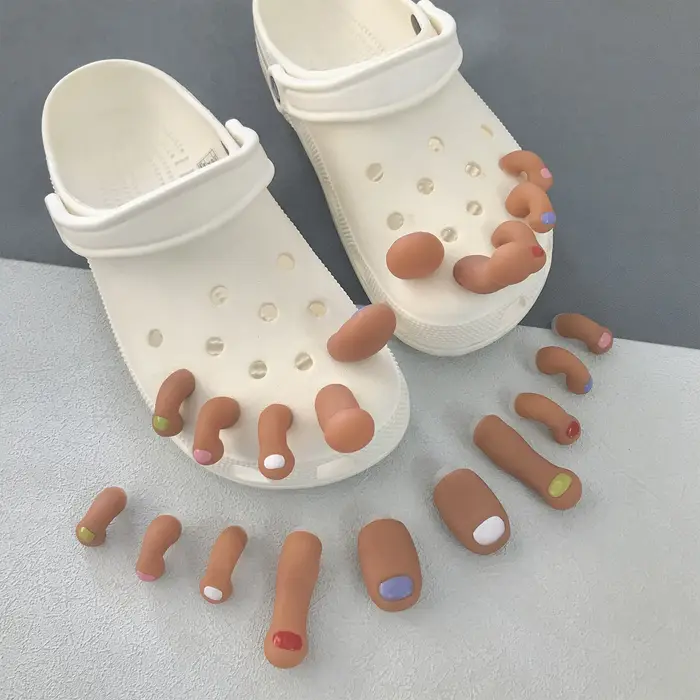 Breloques de chaussures à trous de pieds de dessin animé intéressants, décorations avancées en caoutchouc, chaussures à orteils créatives, boucle, bricolage, accessoires de chaussures à trous 3D