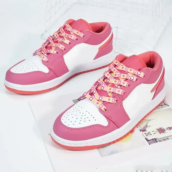 Lacets d'amour roses personnalisés pour la saint-valentin