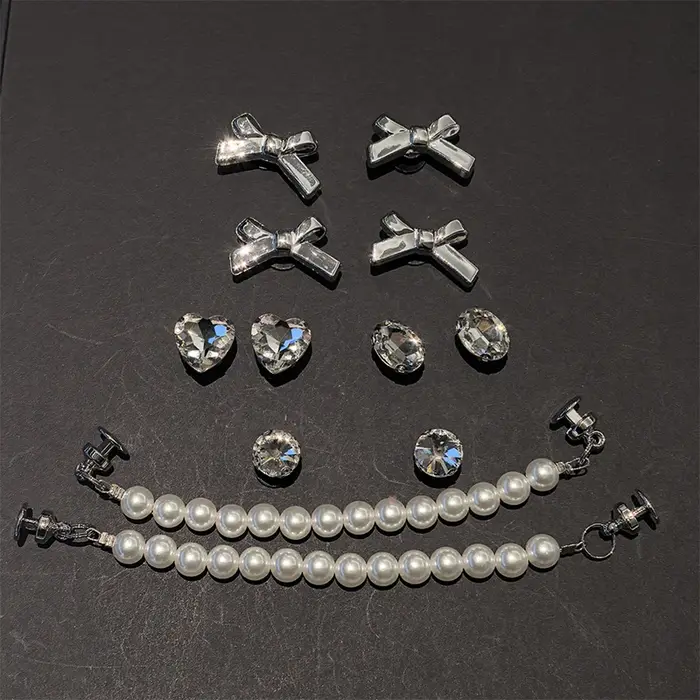 Décorations de chaussures en chaîne de perles et nœuds papillon mignons