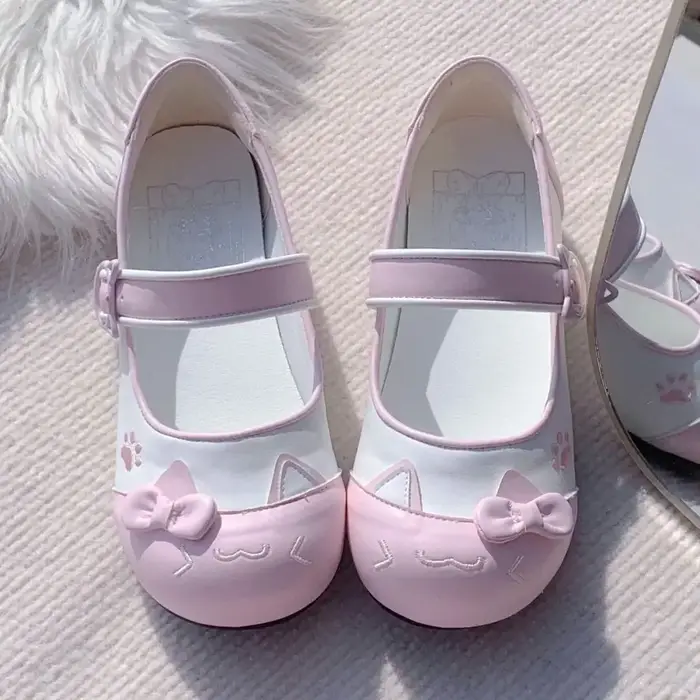 Nouvelles chaussures d'intérieur brodées à semelle en caoutchouc pour femmes