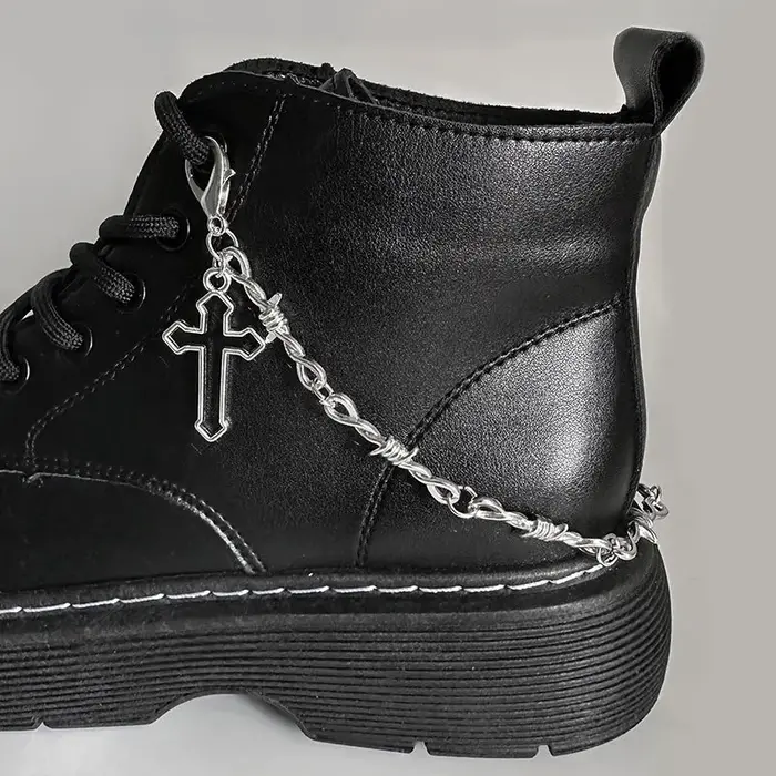 1 pièce Chaîne de chaussures Croix Flamme Épineuse