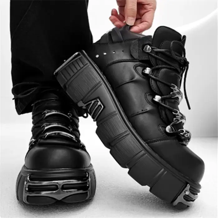 Chaussures à plateforme pour homme style punk, bottes à lacets à bout rond et semelle épaisse, chaussures décontractées pour femme avec décoration métallique gothique, nouvelle collection 2026