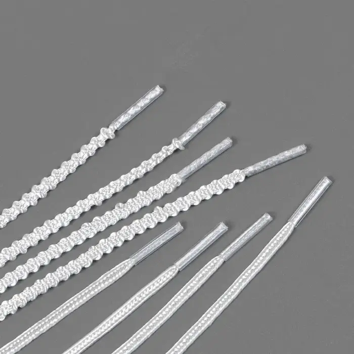 Une paire de lacets en dentelle argentée
