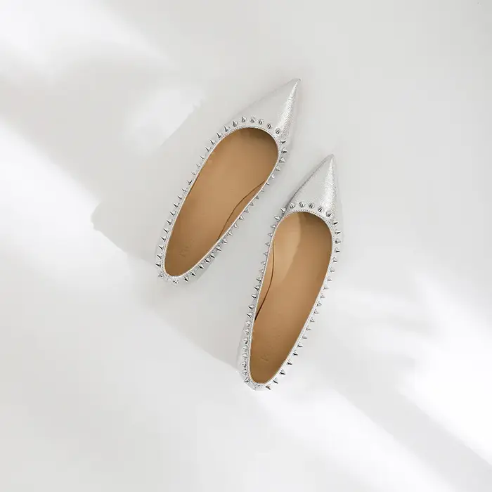 2025 printemps polyvalent pointu peu profond riveté semelle plate chaussures simples