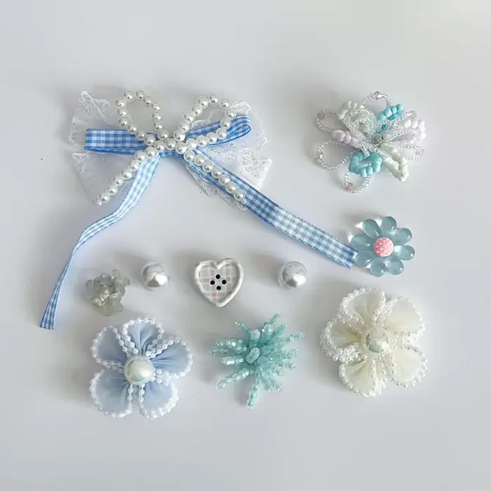 Ensemble de breloques pour chaussures avec fleurs bleues et blanches