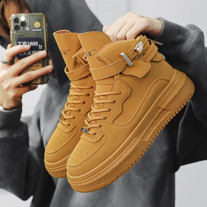 Les baskets montantes pour hommes sont à la mode et polyvalentes. Les chaussures décontractées à semelles épaisses sont légères, tendance et confortables. Baskets blanches