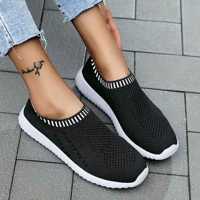 Baskets décontractées noires en maille respirante pour femmes, chaussures de marche basses à enfiler, légères et souples, type chaussettes