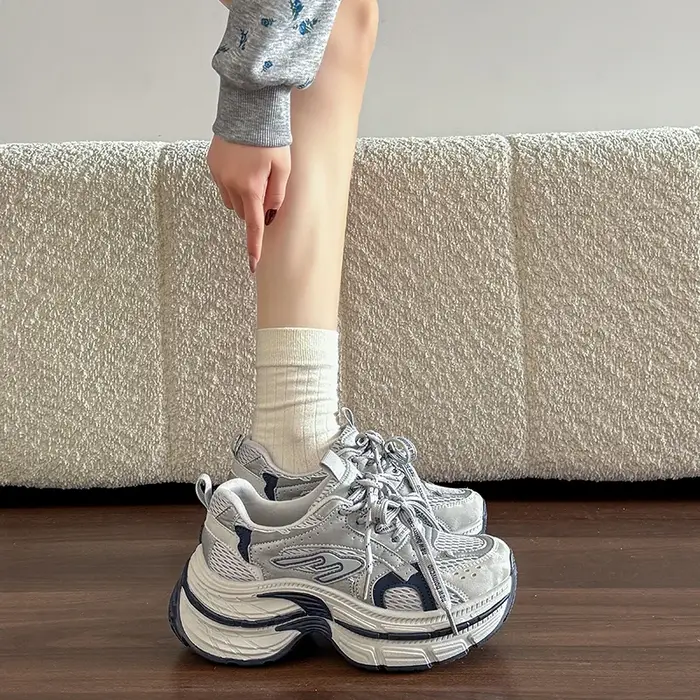 Chaussures à semelle épaisse confortables et tendance pour femmes, adaptées aux quatre saisons