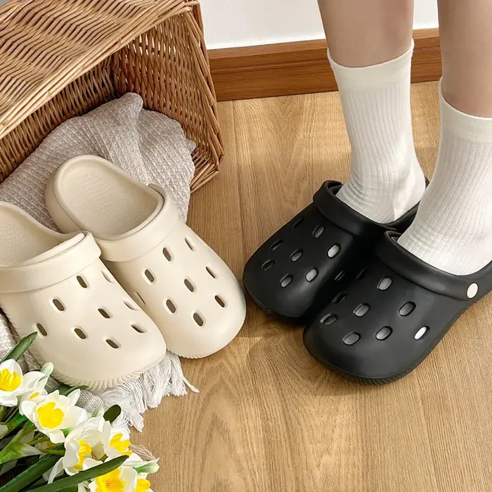 UTUNE 2026 chaussures d'été pour femmes sandales d'infirmière légères pour la maison pantoufles de plage pour hommes respirantes antidérapantes Design confortable à la mode