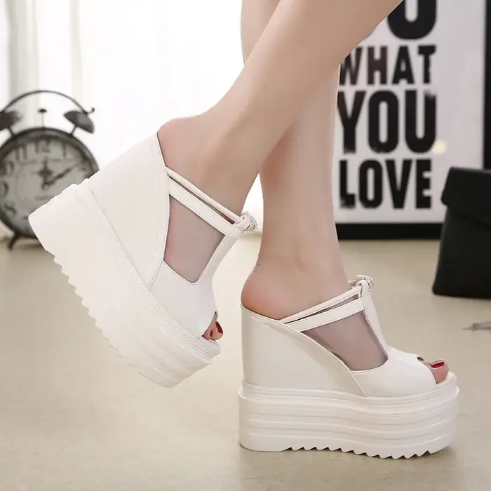 2025 diapositives compensées femmes sandales 14 cm Super chaussures à talons hauts dames semelles épaisses plate-forme Sexy maille bouche femme pantoufles d'été