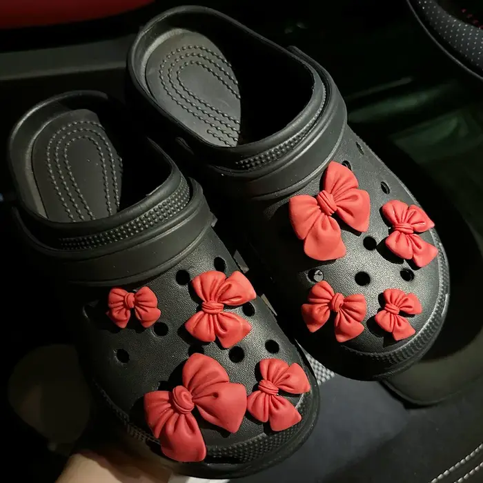 Breloques de chaussures avec nœud papillon de dessin animé, décorations mignonnes en caoutchouc viol