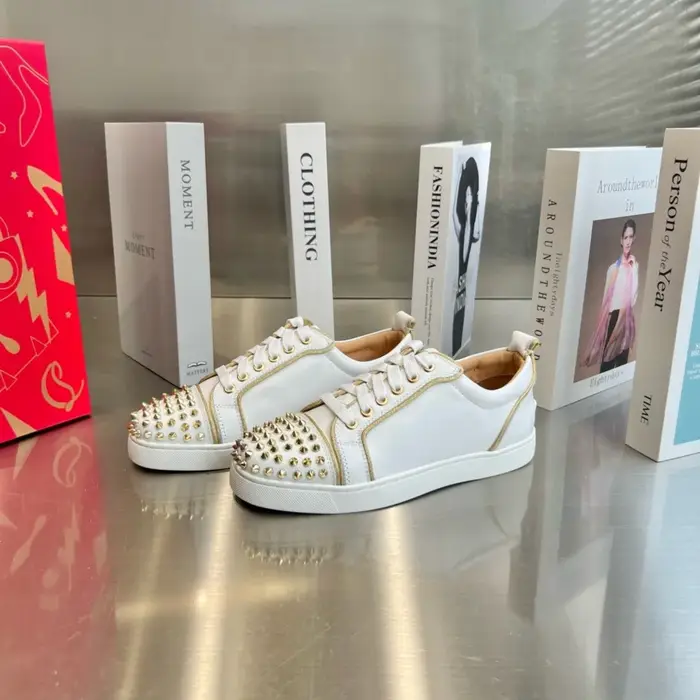 Nouvelles baskets basses de luxe en cuir blanc pour hommes avec pointes sur les orteils, semelles ro