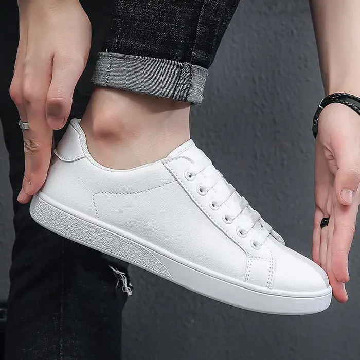 Baskets blanches décontractées pour hommes, chaussures de skateboard plates en cuir, à lacets, respirantes, pour la marche quotidienne, bon marché, 39-44