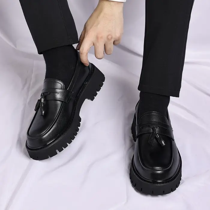 Mocassins plateforme bicolores noir et blanc pour hommes avec pompons