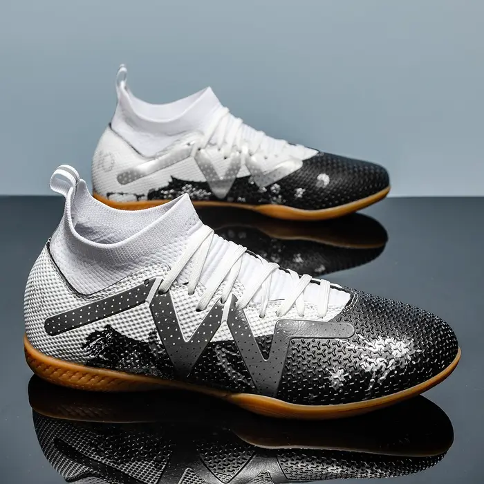 Chaussures de football en salle IC, tige en PU léger, semelle plate en caoutchouc flexible, chaussures d'entraînement unisexe pour adultes pour le football à cinq.