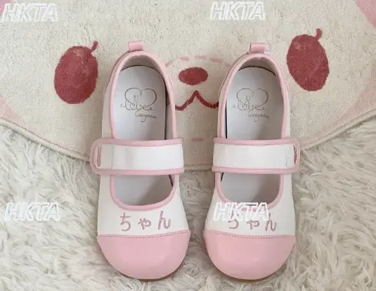 Petites chaussures japonaises en cuir à semelles plates et souples