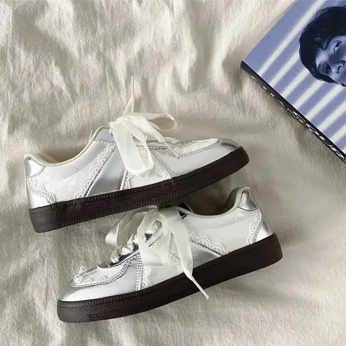 Baskets pour femmes, chaussures décontractées de marque de luxe, chaussures de marche légères et confortables pour femmes, chaussures plates à lacets, chaussures de créateur à la mode pour dames.