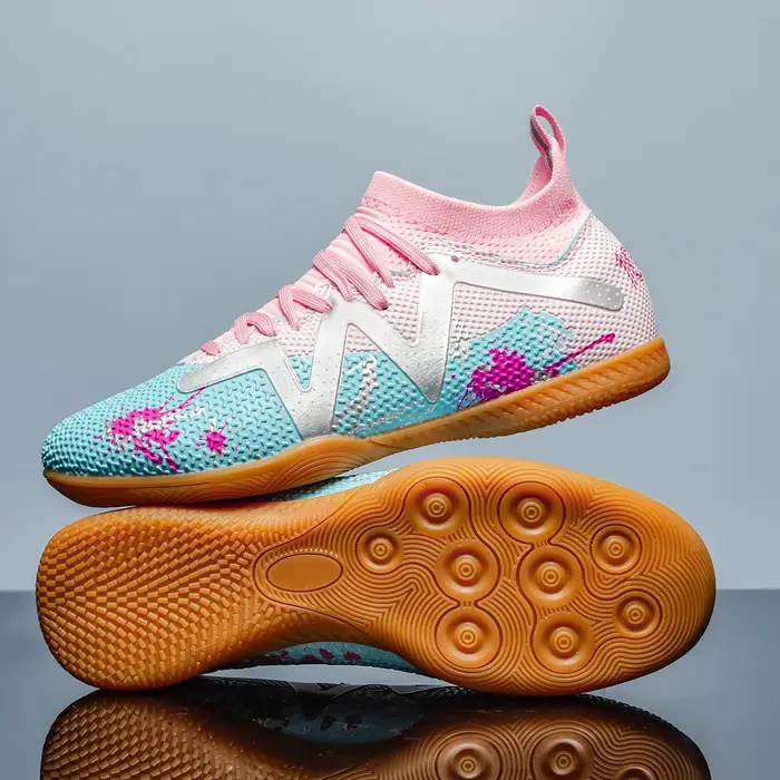 Chaussures de football en salle à tige haute pour l'entraînement en cinq, adaptées aux hommes et aux femmes, avec une conception antidérapante.
