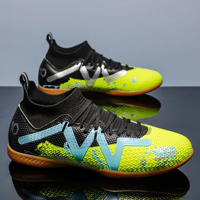 Chaussures de football en salle à tige haute pour l'entraînement en cinq, adaptées aux hommes et aux femmes, avec une conception antidérapante.