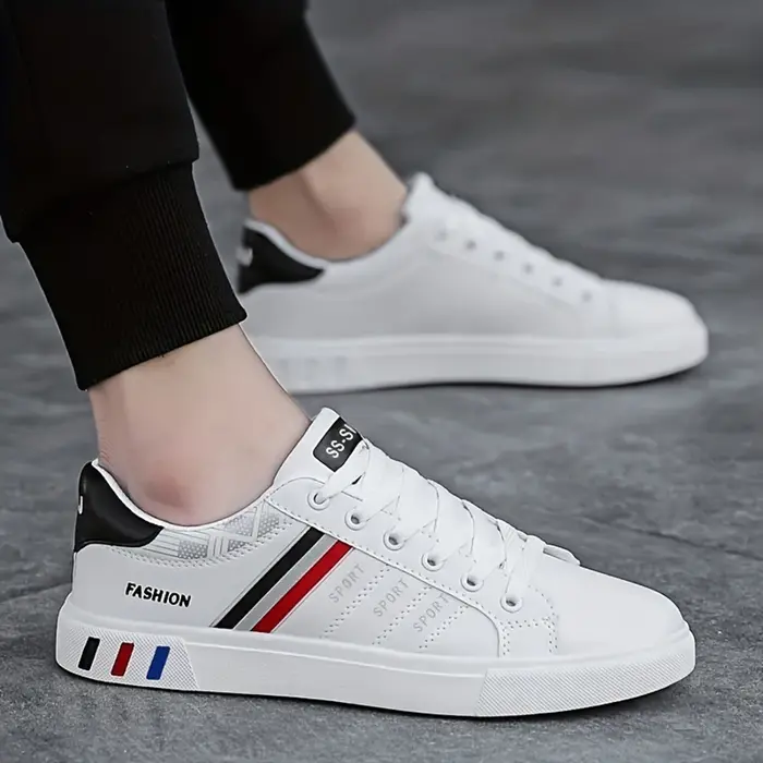 Une paire de baskets blanches