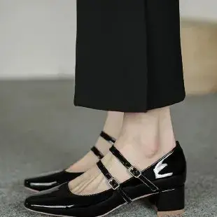 Escarpins Mary Jane en cuir verni bordeaux pour femmes – Chaussures habillées à double boucle dorée d'inspiration vintage à talon bas bloc 2026