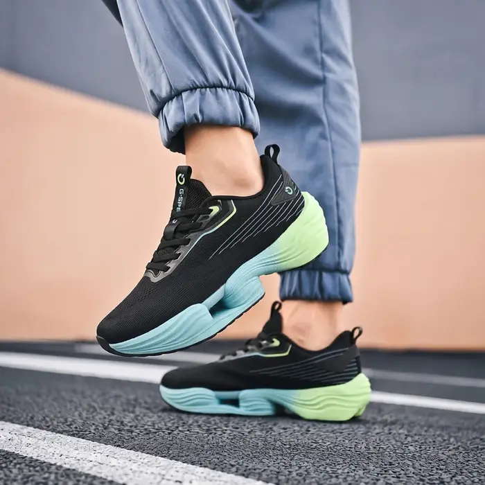 Chaussures de course avec plaque en carbone