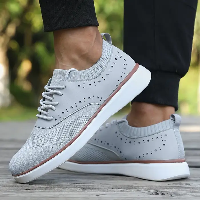 Les chaussures de course pour hommes sont légères classiques en maille