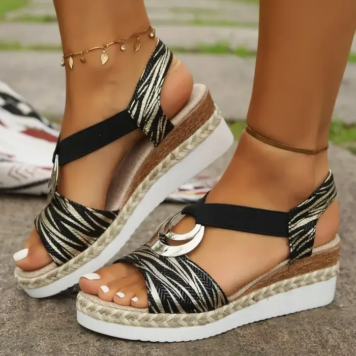 Nouvelles Sandales Tendance à Semelle Épaisse Polyvalentes pour Femme – Chaussures d'Été Luxe Sexy à Talons Hauts Compensés Simples et Classiques 2026