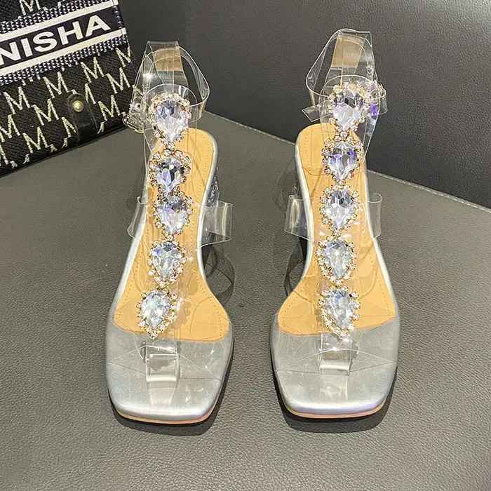 Sandales en plastique à talons bloc